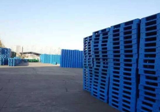 北京塑料托盤上怎樣堆放貨物?在放貨和運輸時要注意些什么?